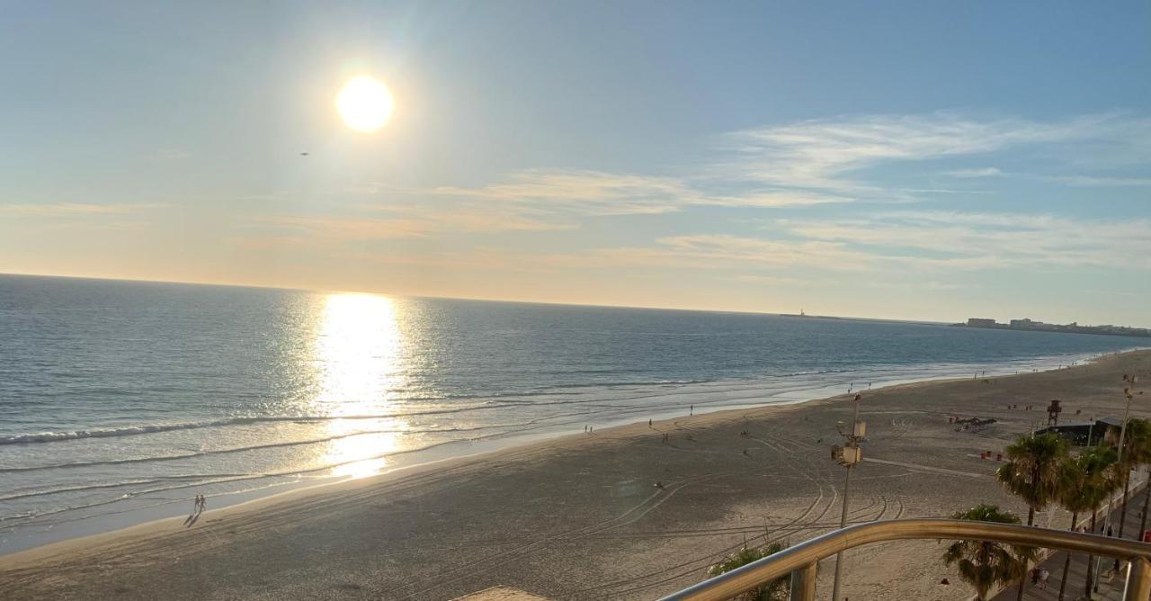 Piso Amplio Frente Al Mar En Pleno Paseo Maritimo. Appartement Cádiz Buitenkant foto