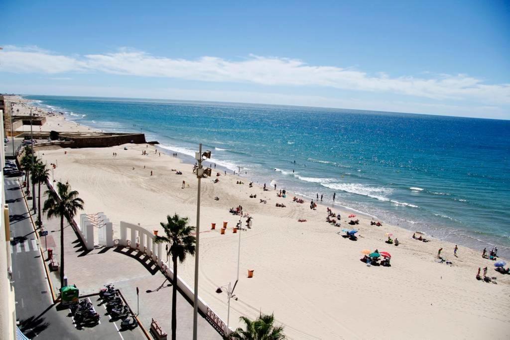 Piso Amplio Frente Al Mar En Pleno Paseo Maritimo. Appartement Cádiz Buitenkant foto